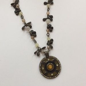 Medium length metal tones pendant necklace